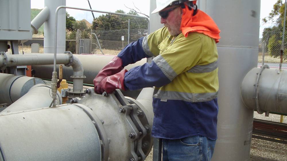 Operator is attempting to replace a 30 kg filter in a tight space.